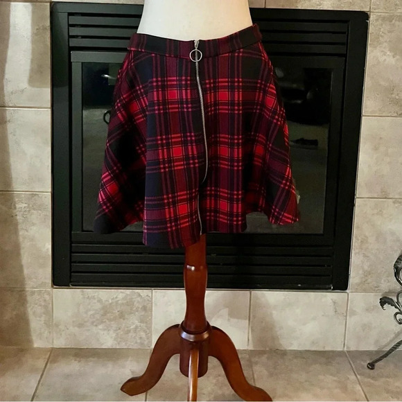 Hot Topic Black & Red Plaid O-Ring Skater Mini Skirt Size Medium - Picture 2 of 10